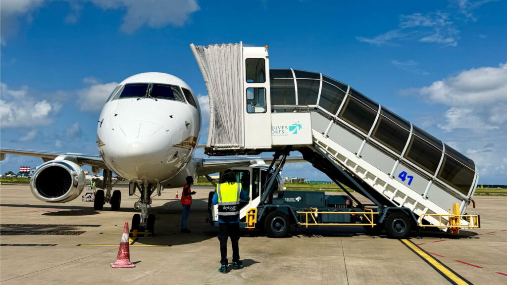 Aircraft at VIA with Skytours staff at airside